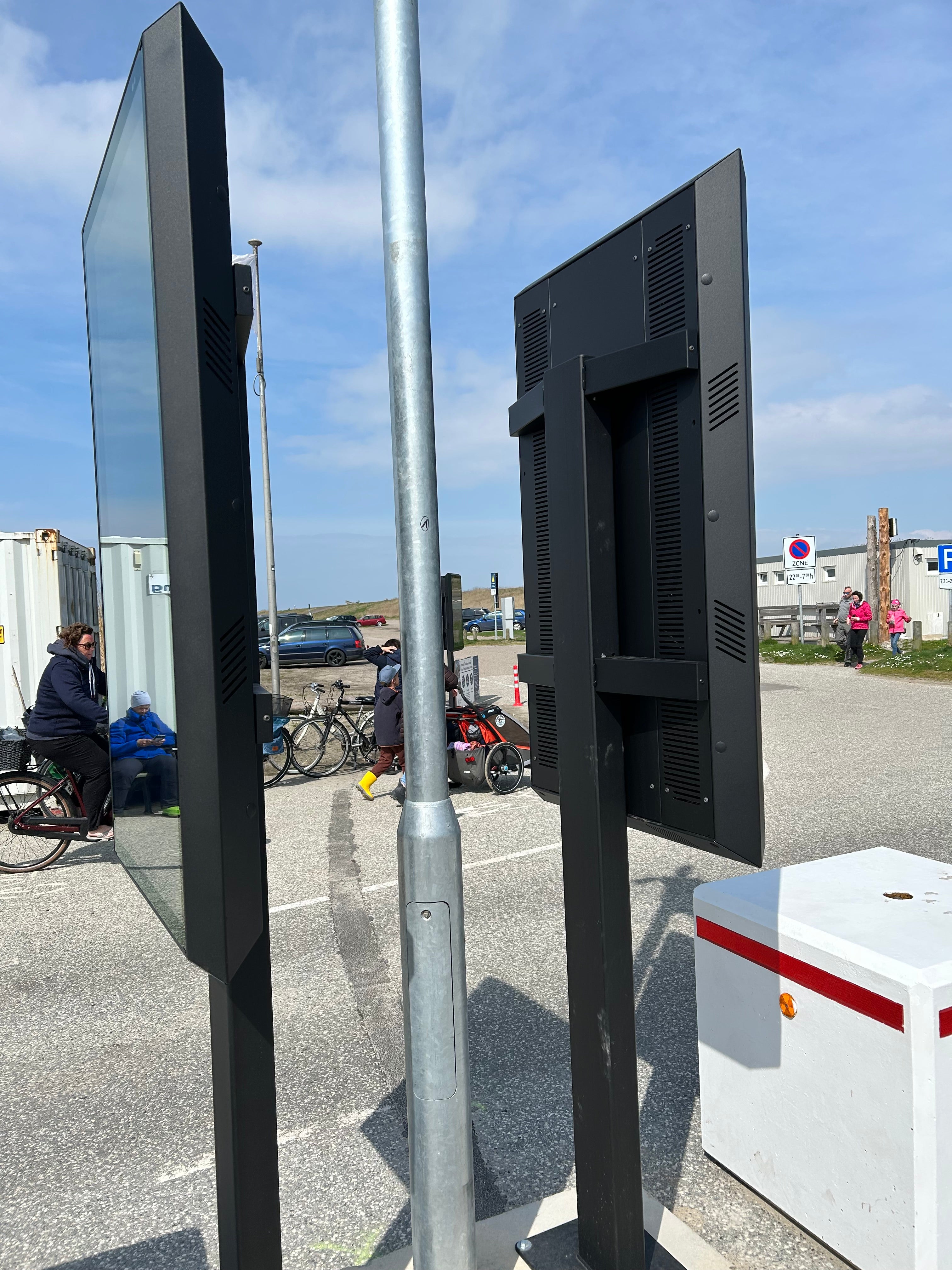m.i.b Outdoor Monitor Airtank-Light 55" (portait oder Landscape)
