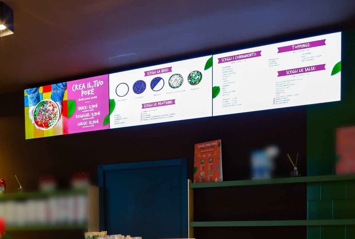 Digitales Menüboard mit PIN über der Theke – Anwendungsfoto